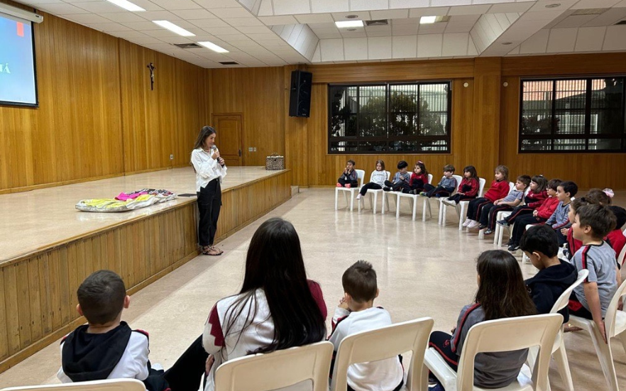 Infantil 4 recebe a visita de ex-aluna para falar sobre Moda