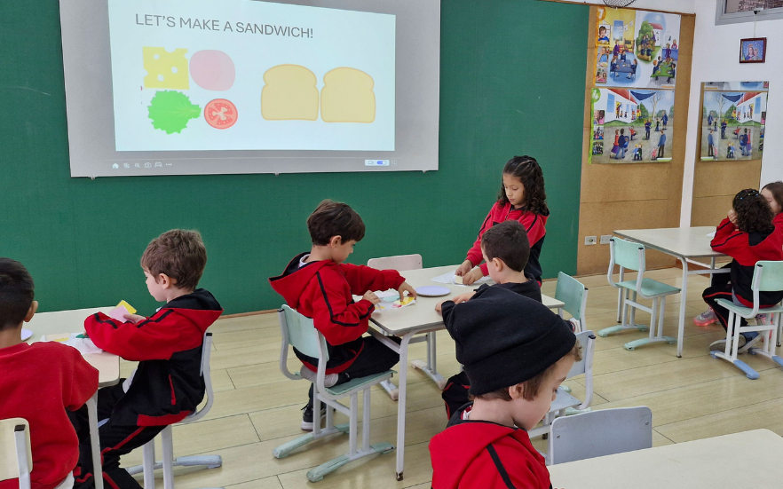 Infantil 5 aprende Língua Inglesa e preparam um sanduíche