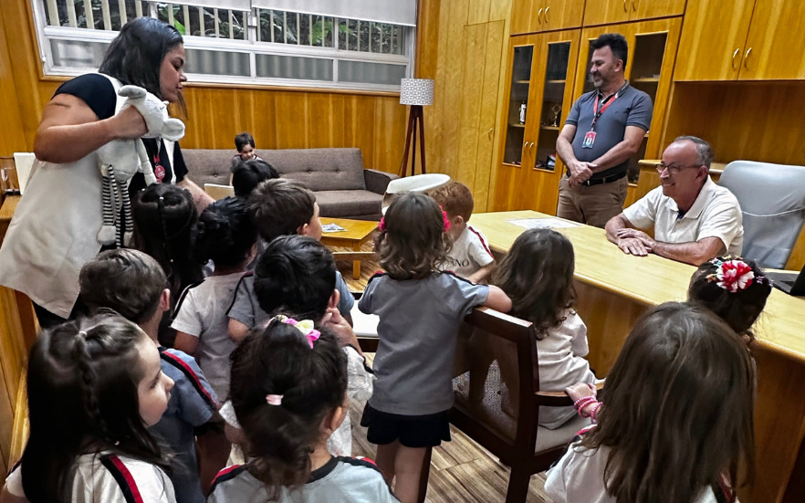 Infantil 3 aprende conhece a escola com vocabulário na Língua Inglesa