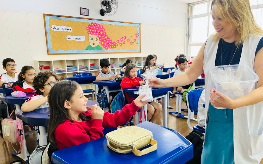 Rumo ao 4º ano, alunos recebem caneta azul