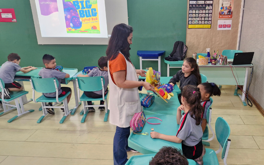 Infantil 5 aprende sobre mundo dos insetos em Língua Inglesa